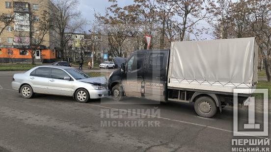 У Саксаганському районі Кривого Рогу була лобова ДТП з Mitsubishi та вантажівкою4