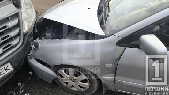 У Саксаганському районі Кривого Рогу була лобова ДТП з Mitsubishi та вантажівкою1