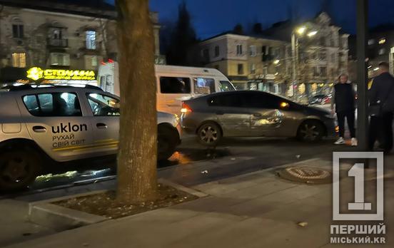 Учасники обійшлися переляком: на Університетському проспекті не роз’їхалися таксі та Honda