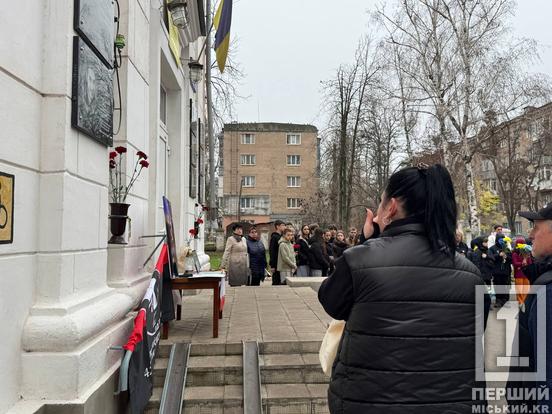 Україна втрачає свій цвіт нації: у криворізьких навчальних закладах вшанували пам'ять Сергія Цимбалюка та Дениса Тарівердієва5