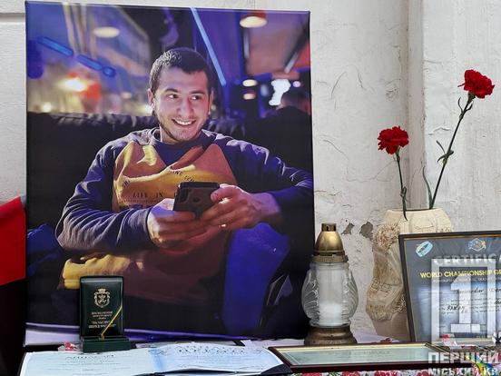 Україна втрачає свій цвіт нації: у криворізьких навчальних закладах вшанували пам'ять Сергія Цимбалюка та Дениса Тарівердієва4