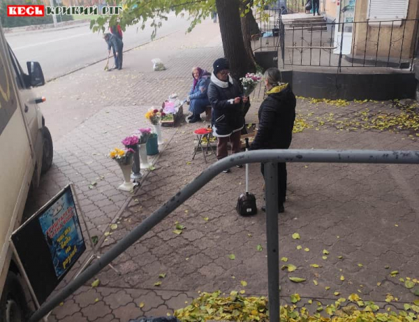 Підприємці прибирають територію в Покровському районі Кривого Рогу