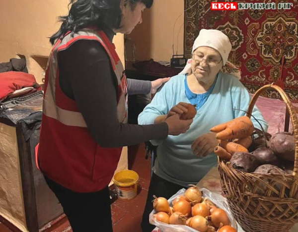Овочевий набір принесли пенсіонерці волонтери Криворізького Червоного Хреста
