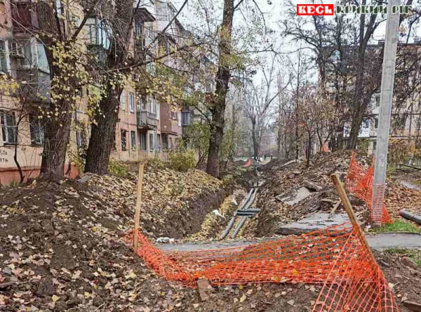Розрита траншея теплотраси на вул. Героїв АТО в Кривому Розі