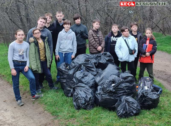 Пластуни зібрали 30 мішків сміття на березі Карачунів в Кривому Розі