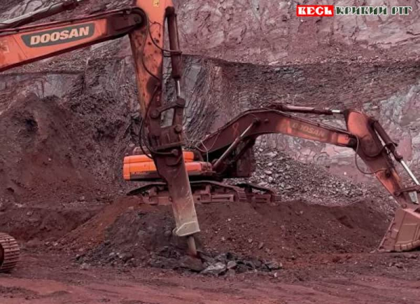 Роботи з навантаження руди в кар’єрі Рудомайна