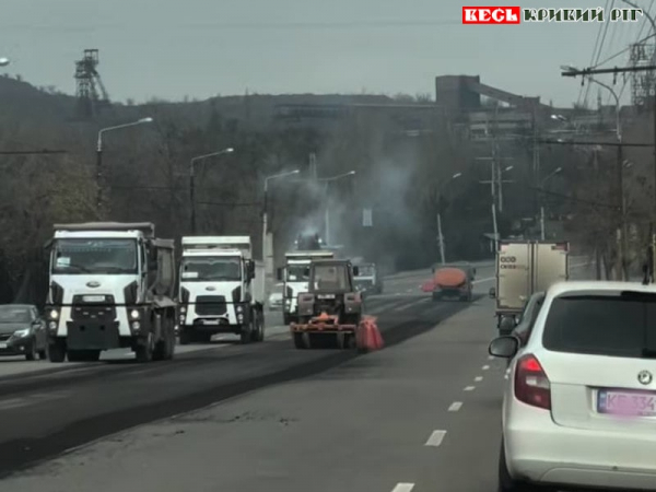 Укладка асфальту на Піонері в Кривому Розі