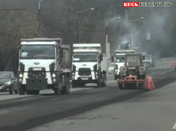 Асфальт укладають на вул. Січеславській в Кривому Розі