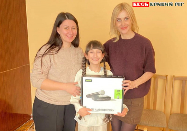 Вікторія Самойленко вручила радіосистему Регині Кулиненко в Кривому Розі