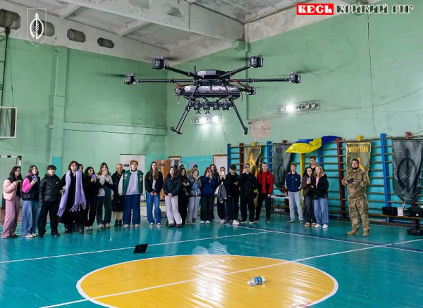 Дронщики 129 ОВМБр провели урок в Криворізькому фаховому коледжі торгівлі