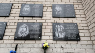 Вандалізм на Сонячному: у Кривому Розі понівечили меморіальні дошки загиблим Героям0