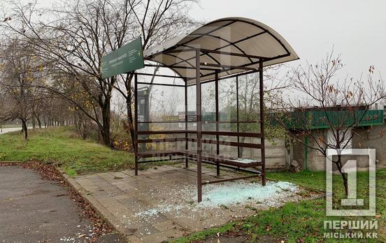 Вандальну «хворобу» треба терміново «лікувати»: у Кривому Розі невідомі розтрощили частину зупинки громадського транспорту
