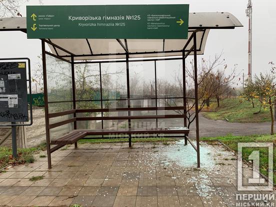 Вандальну «хворобу» треба терміново «лікувати»: у Кривому Розі невідомі розтрощили частину зупинки громадського транспорту2