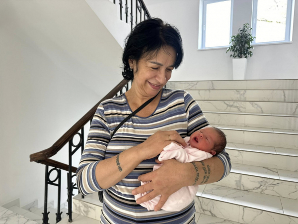 Війна не зупинила диво: 52-річна захисниця з Кривого Рогу втретє стала мамою3