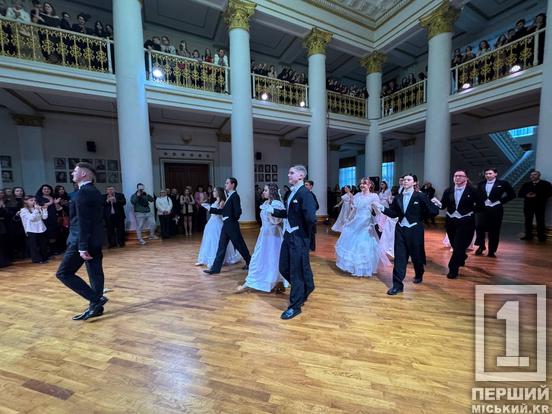 Вишукані сукні, витриманий дрескод та благодійна мета: у Кривому Розі відбувся «Charity Student Ball»4
