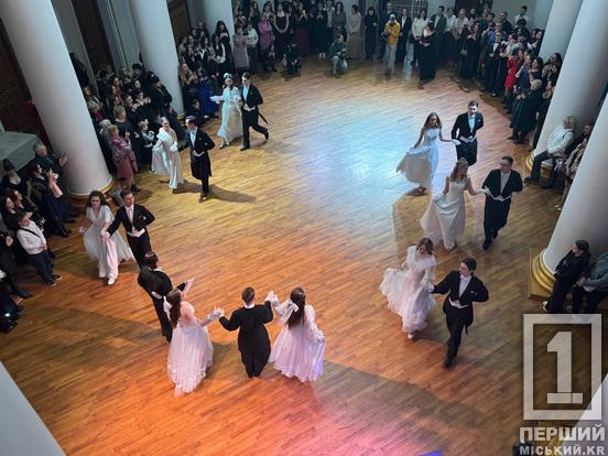 Вишукані сукні, витриманий дрескод та благодійна мета: у Кривому Розі відбувся «Charity Student Ball»1