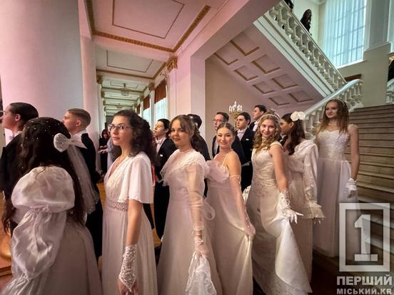 Вишукані сукні, витриманий дрескод та благодійна мета: у Кривому Розі відбувся «Charity Student Ball»3