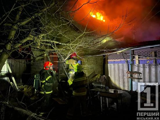 Вогнеборці врятували непритомного чоловіка: у Довгинцівському районі палав будинок2