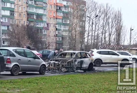 Вогняний стовп та обвуглені залишки: на Східному та Соцмісті вночі згоріли дві автівки1