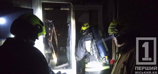 Залишилася чорна пустка замість балкону: у Покровському районі Кривого Рогу надзвичайники приборкали пожежу2