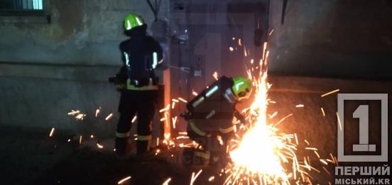 Залишилася чорна пустка замість балкону: у Покровському районі Кривого Рогу надзвичайники приборкали пожежу1