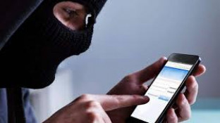 Аферисти представляються працівниками банку та видурюють у людей коди й дані карток1