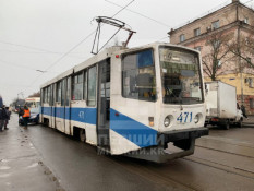 Біля ринку у Металургійному районі міста сталася ДТП за участі автівки і трамвая1