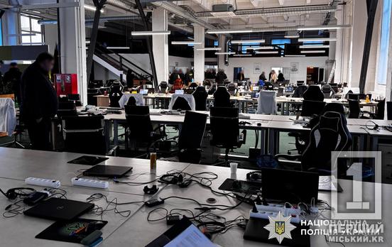 Частина шахраїв працювала на Дніпропетровщині: поліцейські зірвали роботу кол-центрів, що дурили іноземців