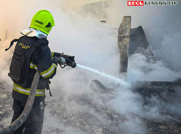 Рятувальники ліквідують наслідки повітряного удару