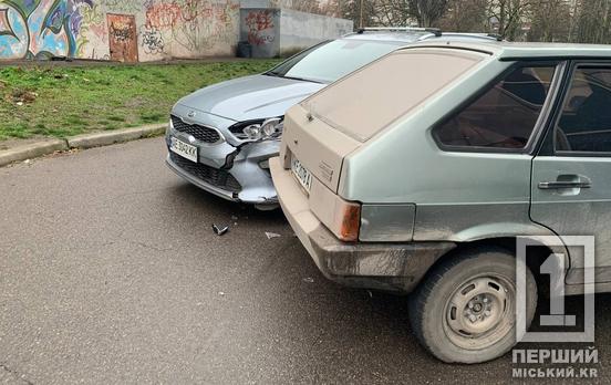 Екстрений маневр не врятував від удару: у Кривому Розі притерлися Lada та KIA