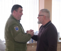 Голова Ради оборони Кривого Рогу Олександр Вілкул: Передаю слова вдячності від наших Захисників усім дітям Кривого Рогу, які взяли участь у проекті «Тепло для Героїв» та подарували їм тепло своїх сердець!3