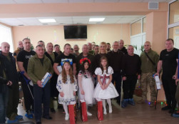 Голова Ради оборони Кривого Рогу Олександр Вілкул: Передаю слова вдячності від наших Захисників усім дітям Кривого Рогу, які взяли участь у проекті «Тепло для Героїв» та подарували їм тепло своїх сердець!0