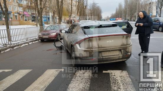 Гучний удар налякав усіх навкруги: на проспекті Миру у Кривому Розі не розминулися Buick та Kia2