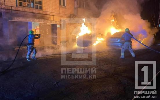 Густий дим сповнив подвірʼя: на Східному вночі згоріли дві автівки