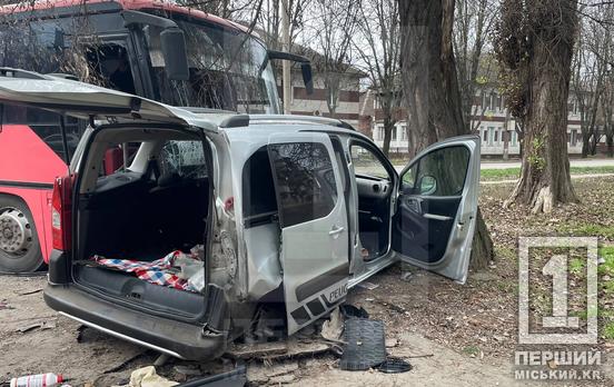 Керманича визволяли надзвичайники: на перехресті Гурова та Комара зіштовхнулися автобус та легковик