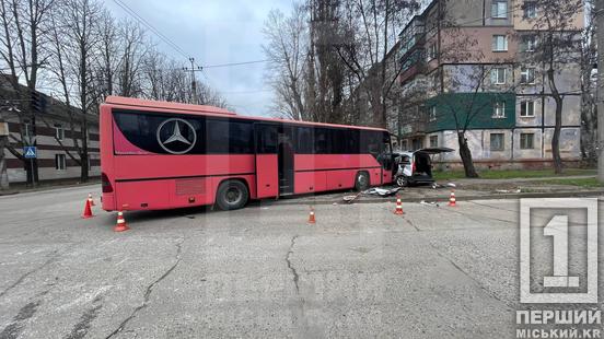 Керманича визволяли надзвичайники: на перехресті Гурова та Комара зіштовхнулися автобус та легковик1