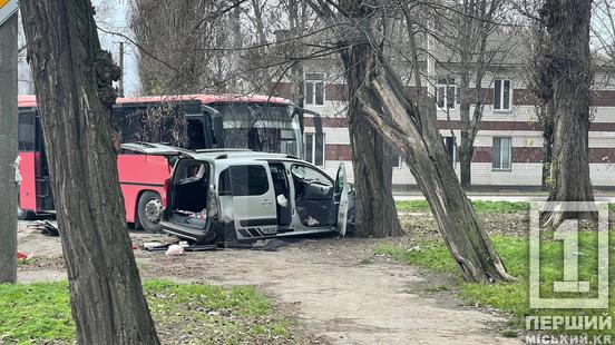 Керманича визволяли надзвичайники: на перехресті Гурова та Комара зіштовхнулися автобус та легковик2