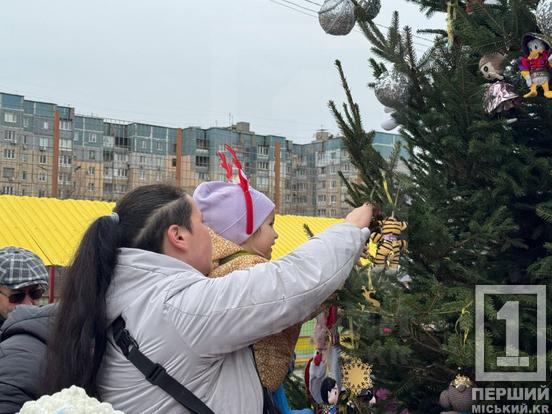 Крихта дива у Кривому Розі: діти разом з батьками оживили ялинку у парку Щастя2