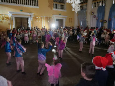 Кривий Ріг дарує дітям святкове диво: До новорічних та різдвяних свят понад 33 тисячІдітей Захисників та пільгових категорій отримають від міста солодкі подарунки та візьмуть участь у святкових програмах8