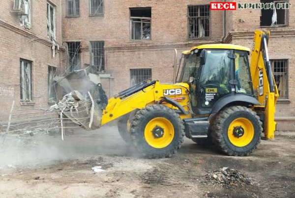 Прибирання уламків у дворі податкової в Кривому Розі після удару шахедами