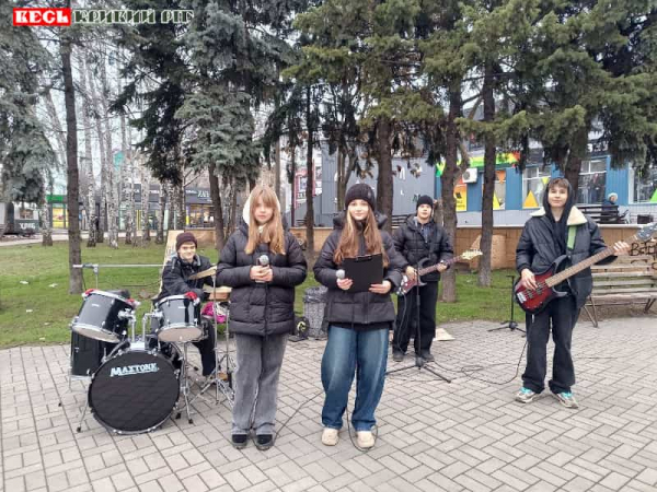 Вуличний концерт для збору коштів на ЗСУ дали учні Криворізького ліцею №77
