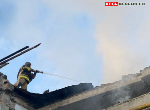 Рятувальники Дніпропетровщини приборкують пожежу після ворожого удару