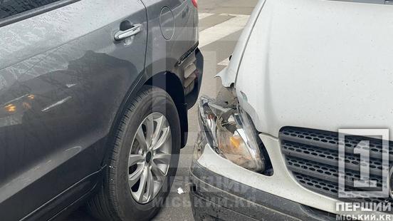 Мали місце небезпечні маневри: на проспекті Миру у Кривому Розі не поділили дорогу Hyundai та Mercedes1