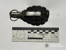 На Дніпропетровщині нетверезий чоловік погрожував підірвати гранатою двох продавчинь0