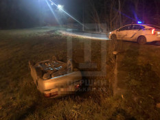 На Дніпровському шосе авто злетіло з дороги у кювет та перекинулось0