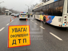 На Дніпровському шосе два легковики не поділили дорогу1