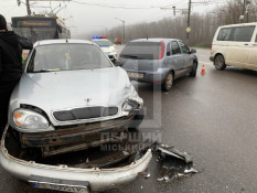 На Дніпровському шосе два легковики не поділили дорогу0