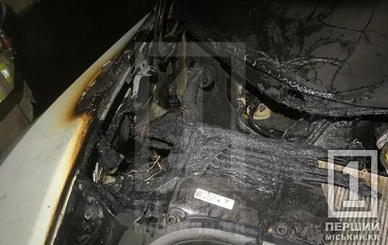 На вулиці Генерала Радієвського горіла Tesla: підозрюваного у підпалі затримали