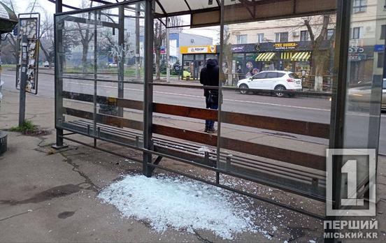 Не дає спокою місцевим хуліганам: біля 16-ї лікарні знову розтрощили зупинку