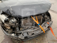 Не дотримався дистанції: навпроти зупинки швидкісного трамваю не розминулися  дві автівки1